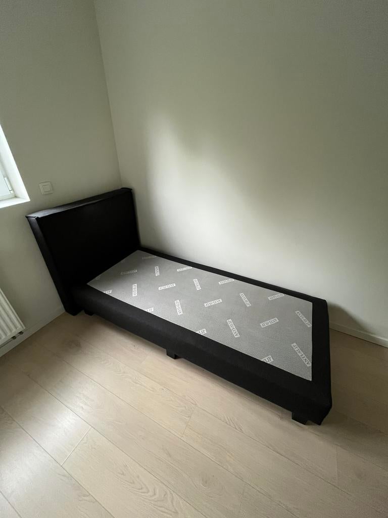 Boxspring bed - Donkergrijs - 200 x 88 x 35 (zonder matras), Ophalen, 90 cm, Eenpersoons, Zo goed als nieuw