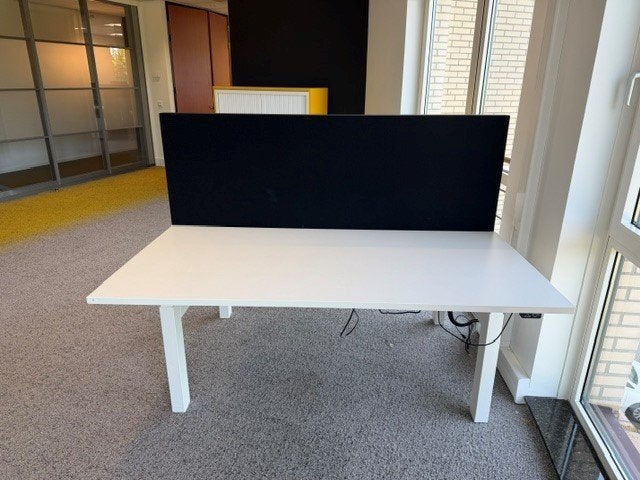 Foto 6 van Elektrische zit-sta duo-bureau met kabelgoot, verdeler, 21st