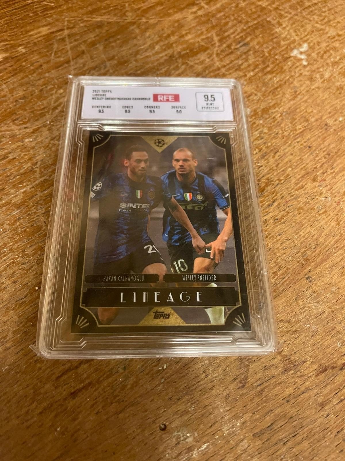 Grade 9.5 Topps Wesley Sneijder & Hakan Calhanoglu RFE 9.5, Verzamelen, Ophalen of Verzenden, Zo goed als nieuw, Buitenlandse clubs