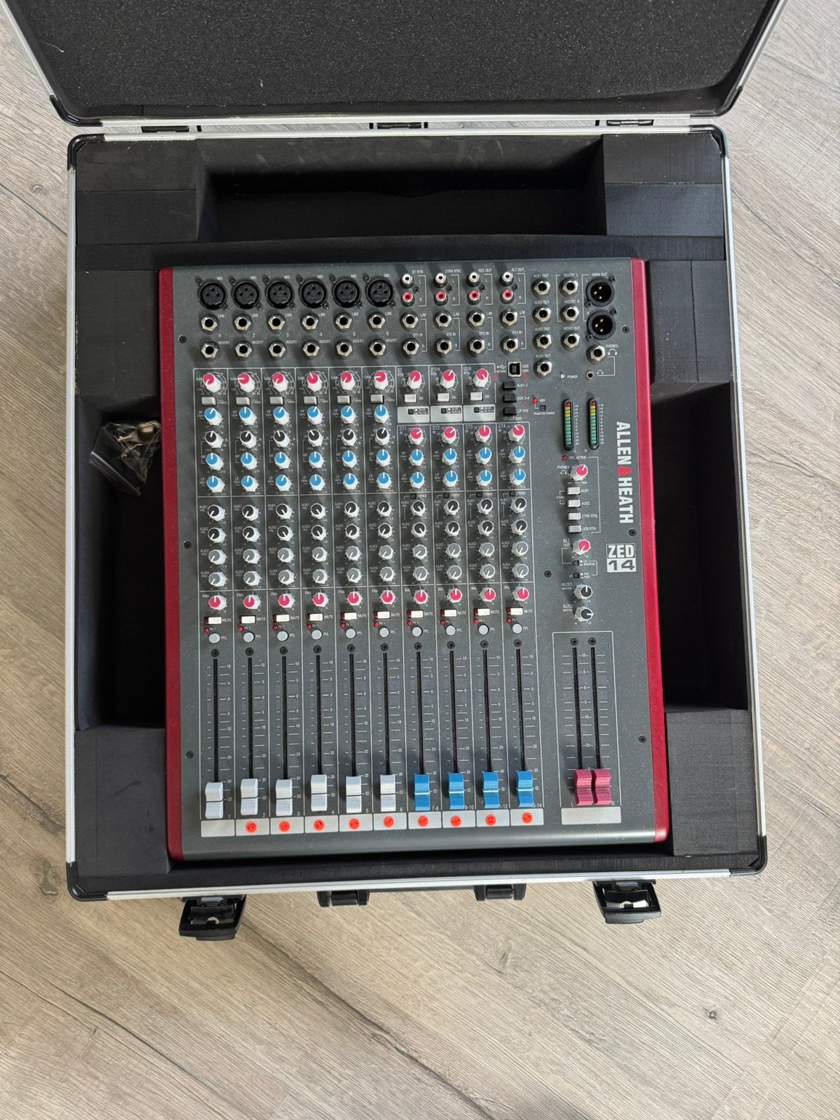 Allen & Heath Zed 14 mixer + flight case, Ophalen, Gebruikt, 10 tot 20 kanalen, Microfooningang