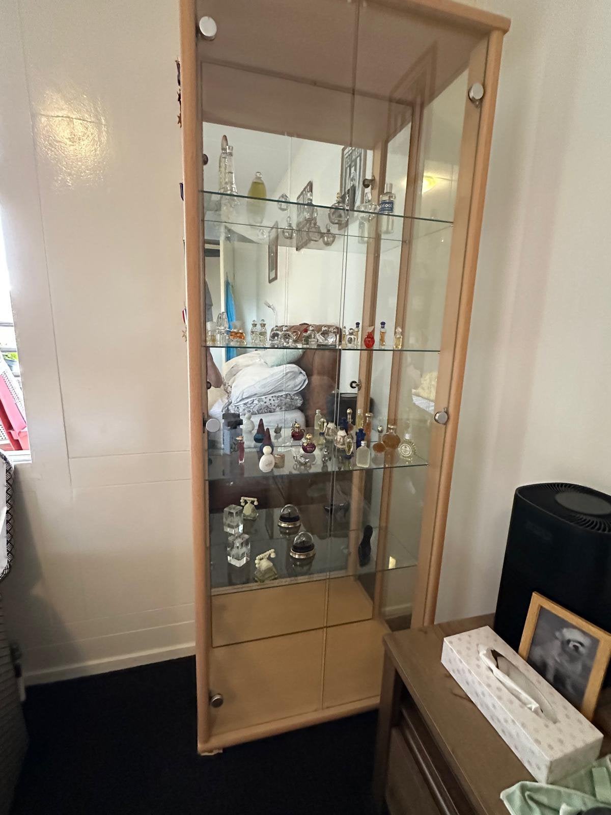 Mooie vitrine kast inclusief parfum flesjes, Huis en Inrichting, Kasten | Vitrinekasten, Ophalen, Gebruikt, 50 tot 100 cm, 150 tot 200 cm