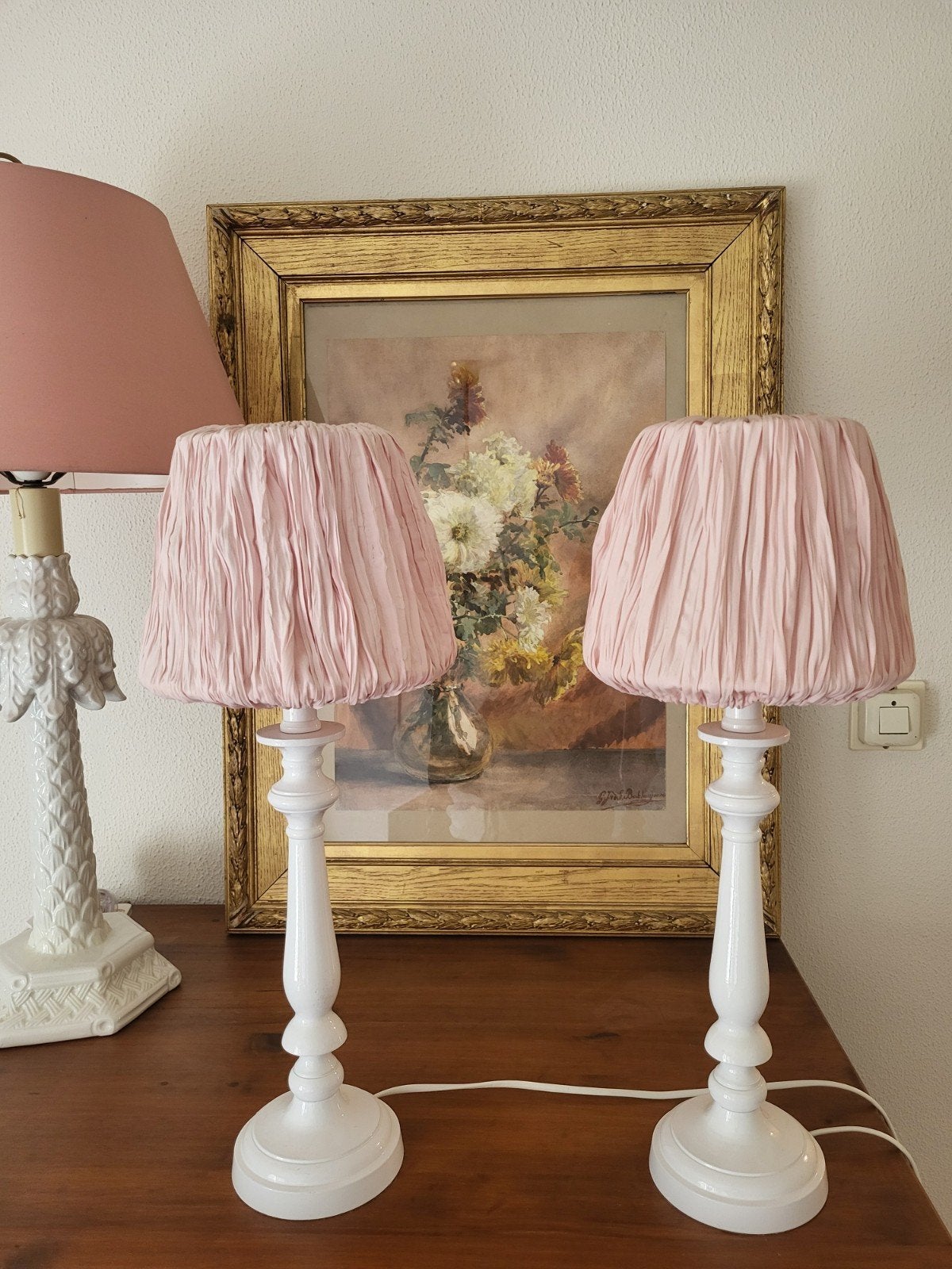 Twee wit-metalen tafellampen met roze IKEA lampenkapjes, 50 tot 75 cm, Ophalen of Verzenden, Metaal, Landelijk