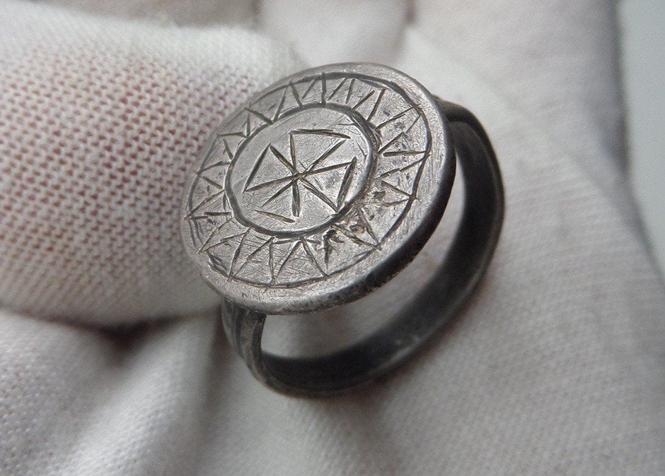 Bodemvondst Middeleeuws zilveren ring met Tempeliers kruis, Antiek en Kunst, Verzenden, Zilver