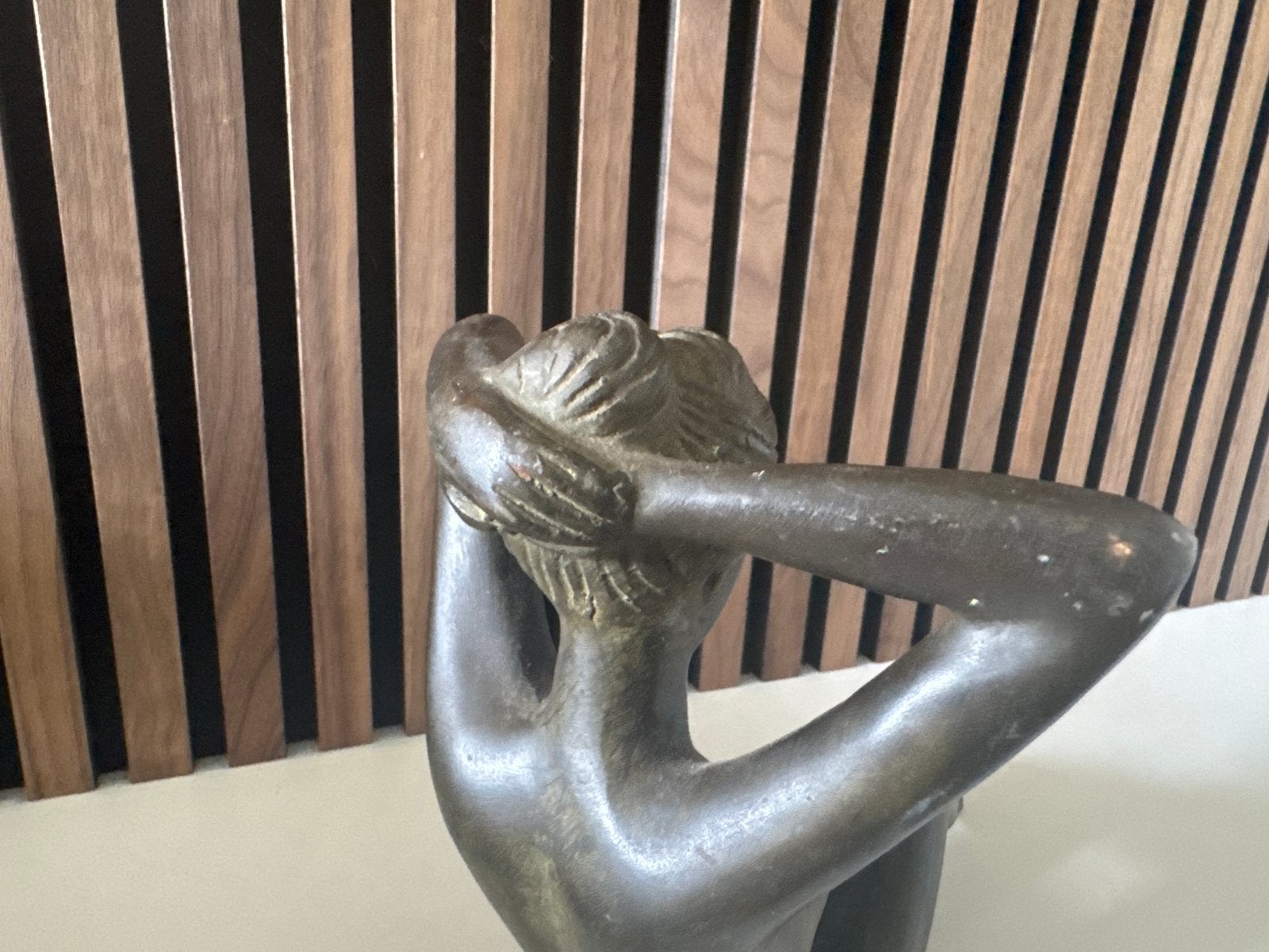 Foto 6 van Bronzen beeld van liggende vrouw