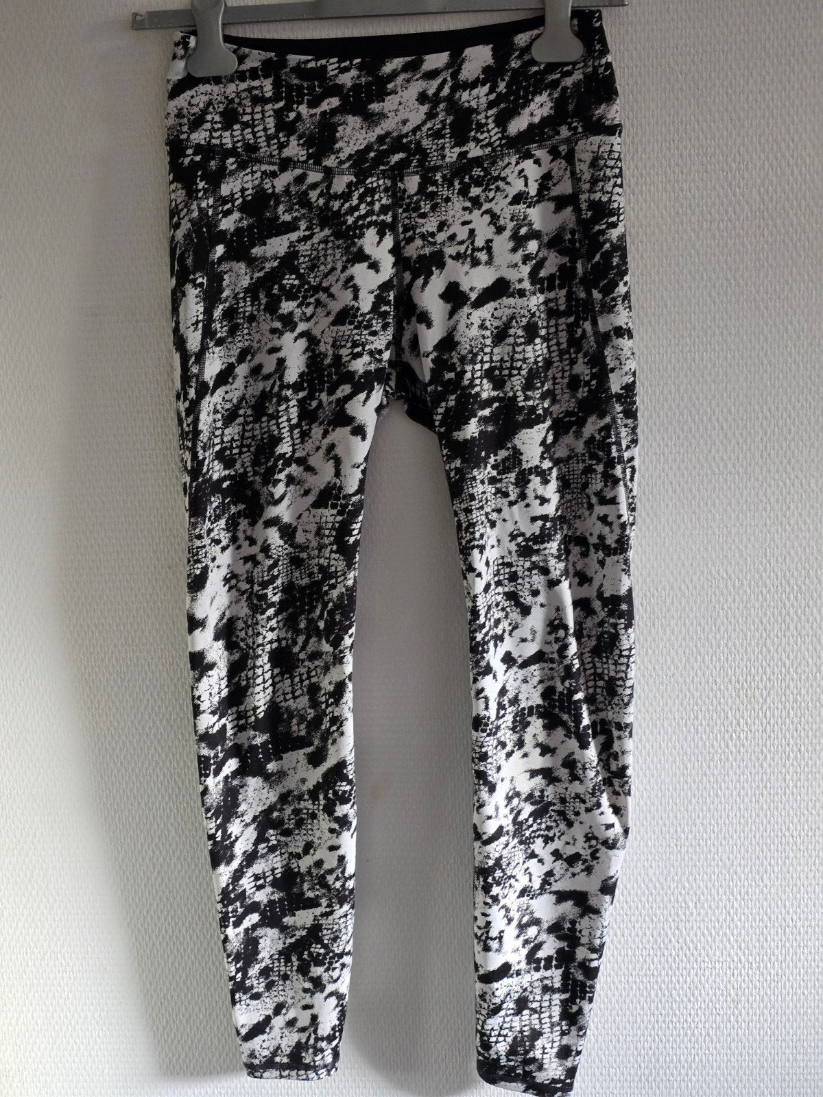 H&M Sport Legging Zwart/Wit Slangenprint Maat M, Maat 38/40 (M), H&M, Meerkleurig, Ophalen of Verzenden