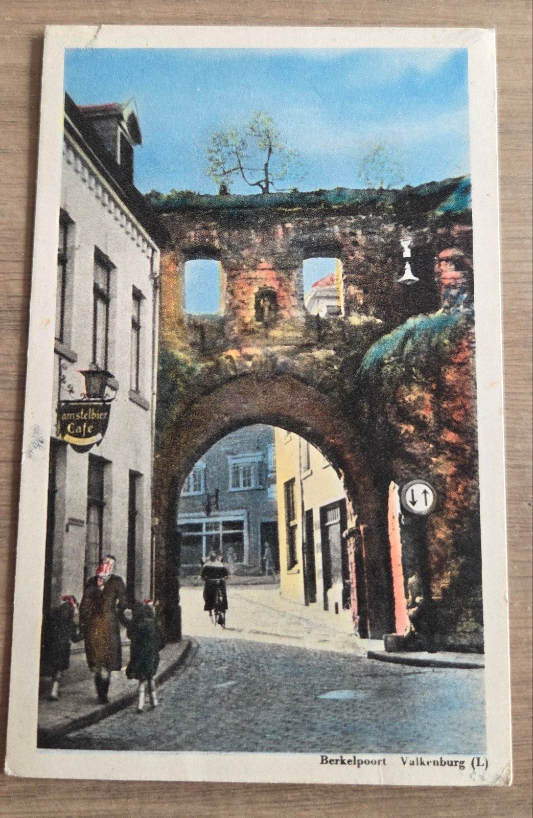 Oude ansichtkaart met postzegel en handgeschreven tekst, Ophalen of Verzenden, 1940 tot 1960, Gelopen, Limburg