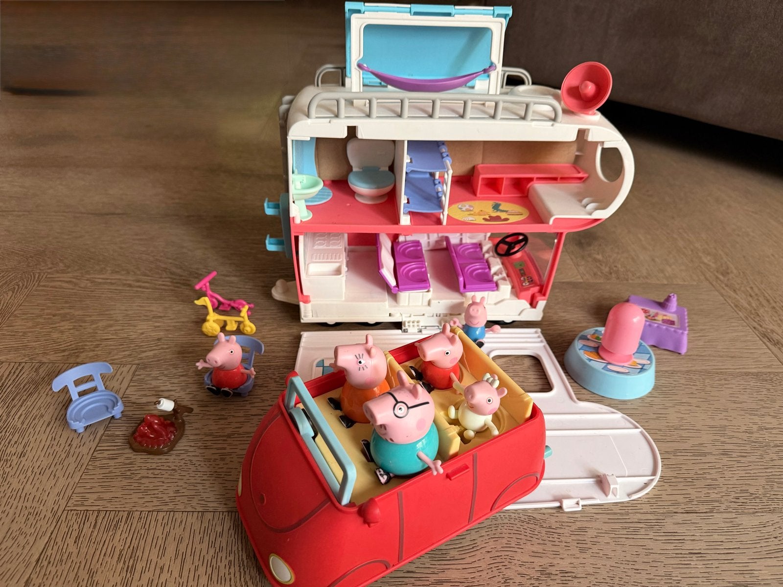 Peppa Pig Camper en auto speelset met figuren en accessoires, Kinderen en Baby's, Ophalen of Verzenden, Gebruikt, Jongen of Meisje