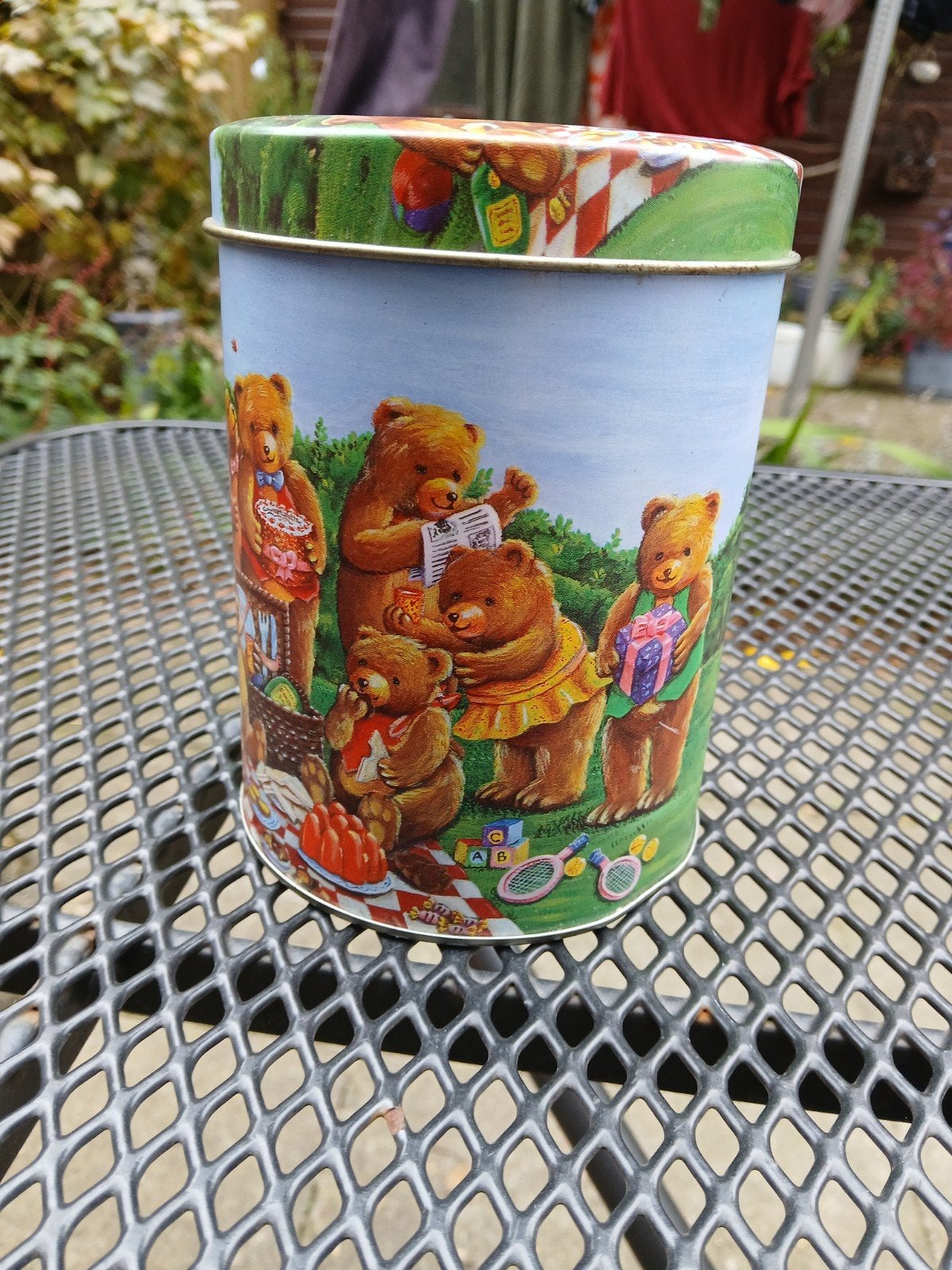 Vintage blikken trommel met beren picknick tafereel, Ophalen of Verzenden, Gebruikt, Koek(jes), Overige merken
