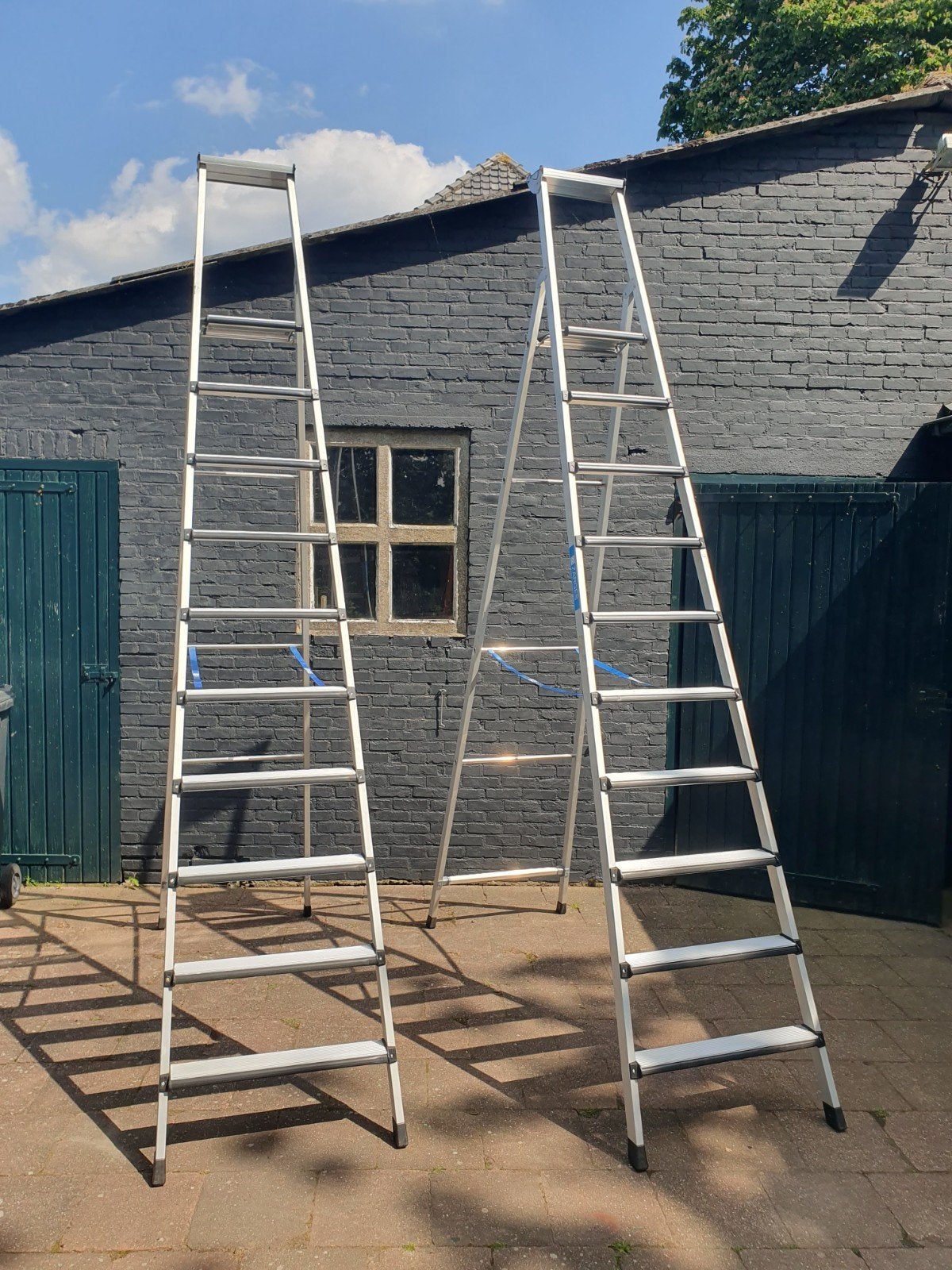 Hoge professionele trap met 10 treden, Ophalen, Nieuw
