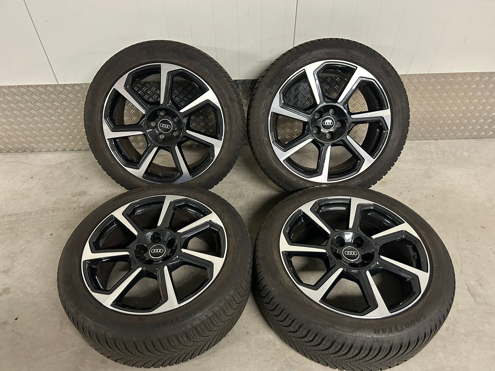 Originele Audi Q3 SQ3 19 inch 5x112 Michelin AllSeason 2024, Auto-onderdelen, Banden en Velgen, Audi, Gebruikt, 255 mm, Banden en Velgen