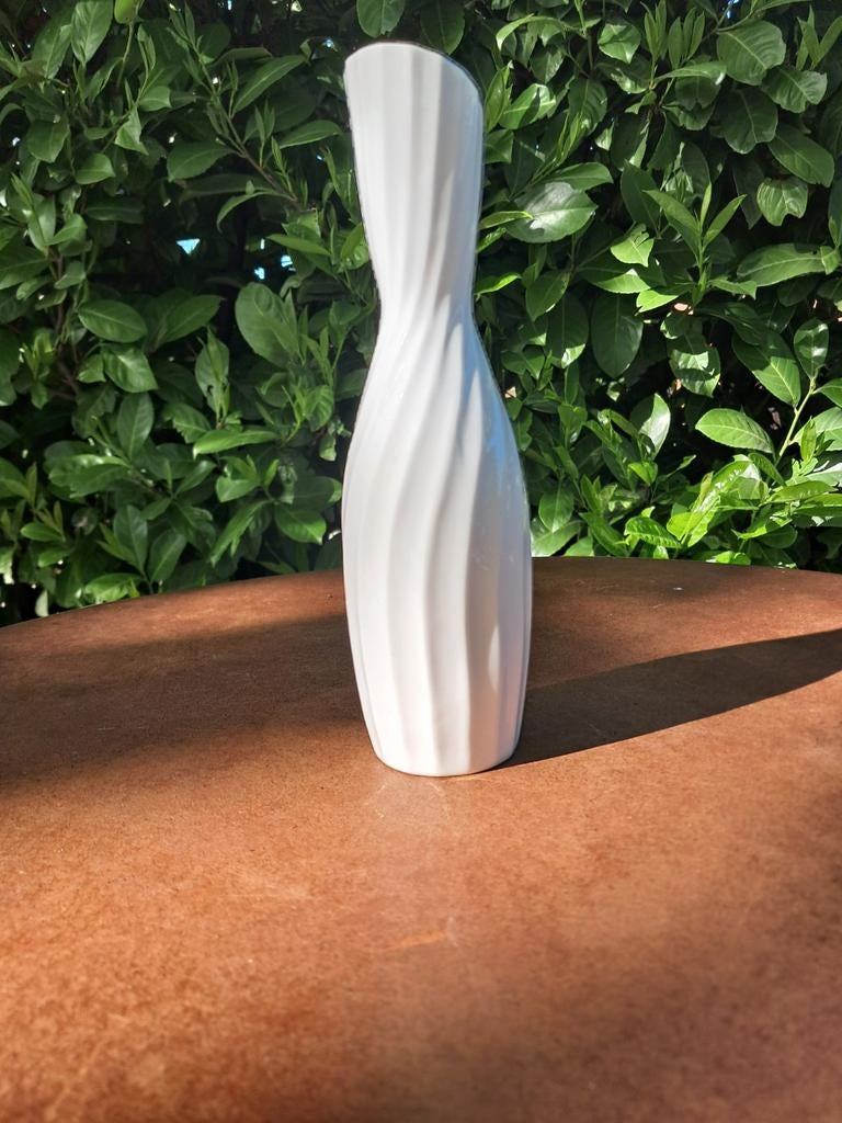 Elegante witte vaas van Koninklijk Goedewaagen Gouda, Ophalen of Verzenden