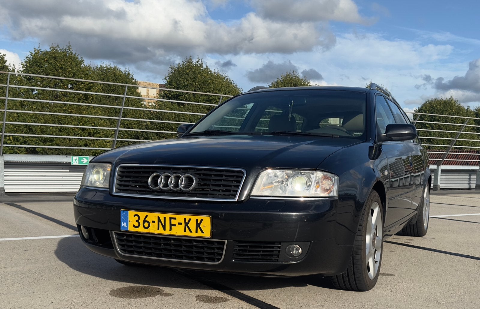 Audi A6 3.0 Avant 162KW AUT 2003 Zwart, Auto's, 1800 kg, Beige, Zwart, Stationwagon