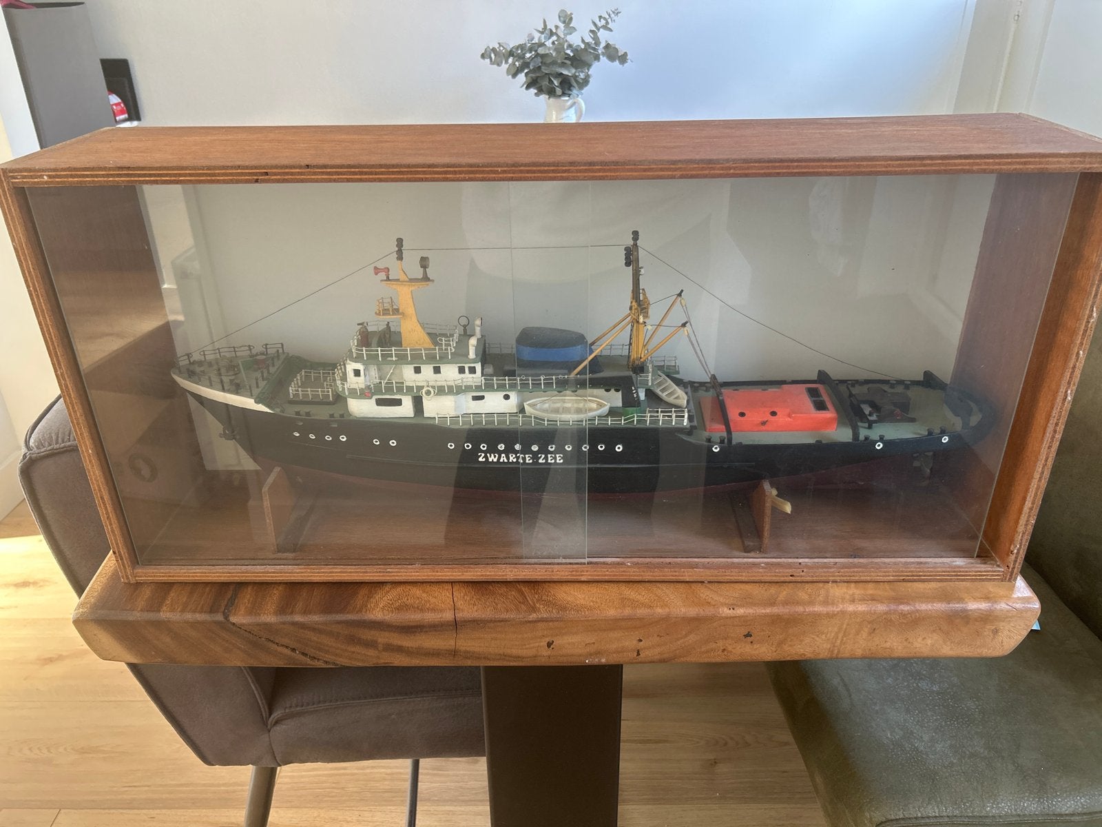Modelbouw sleepboot Zwarte Zee in vitrine, Ophalen, Zo goed als nieuw, 1:50 tot 1:200, Overige merken