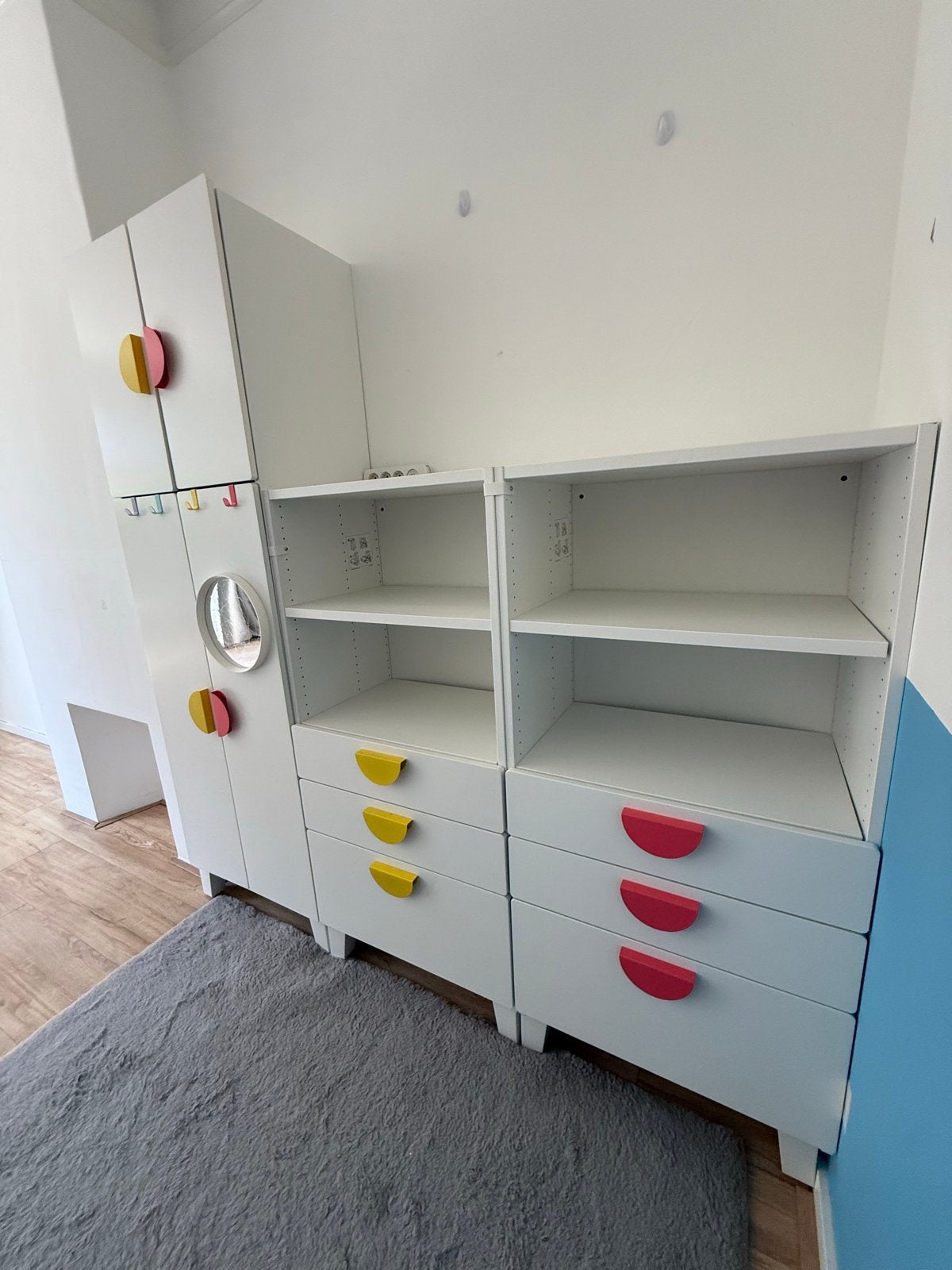 Witte kledingkast en ladekast met kleurrijke handgrepen, Kinderen en Baby's, Kinderkamer | Commodes en Kasten, Gebruikt, Kast