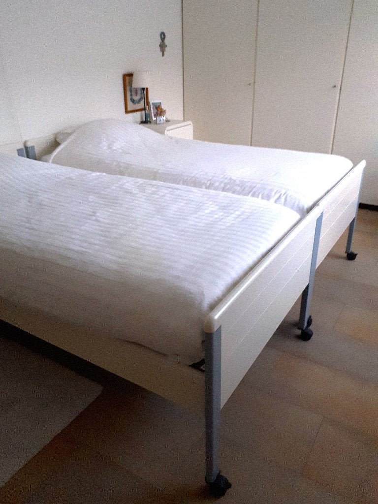 2 mooie witte senioren bedden 90 x 200cm, Ophalen, 90 cm, Eenpersoons, Wit