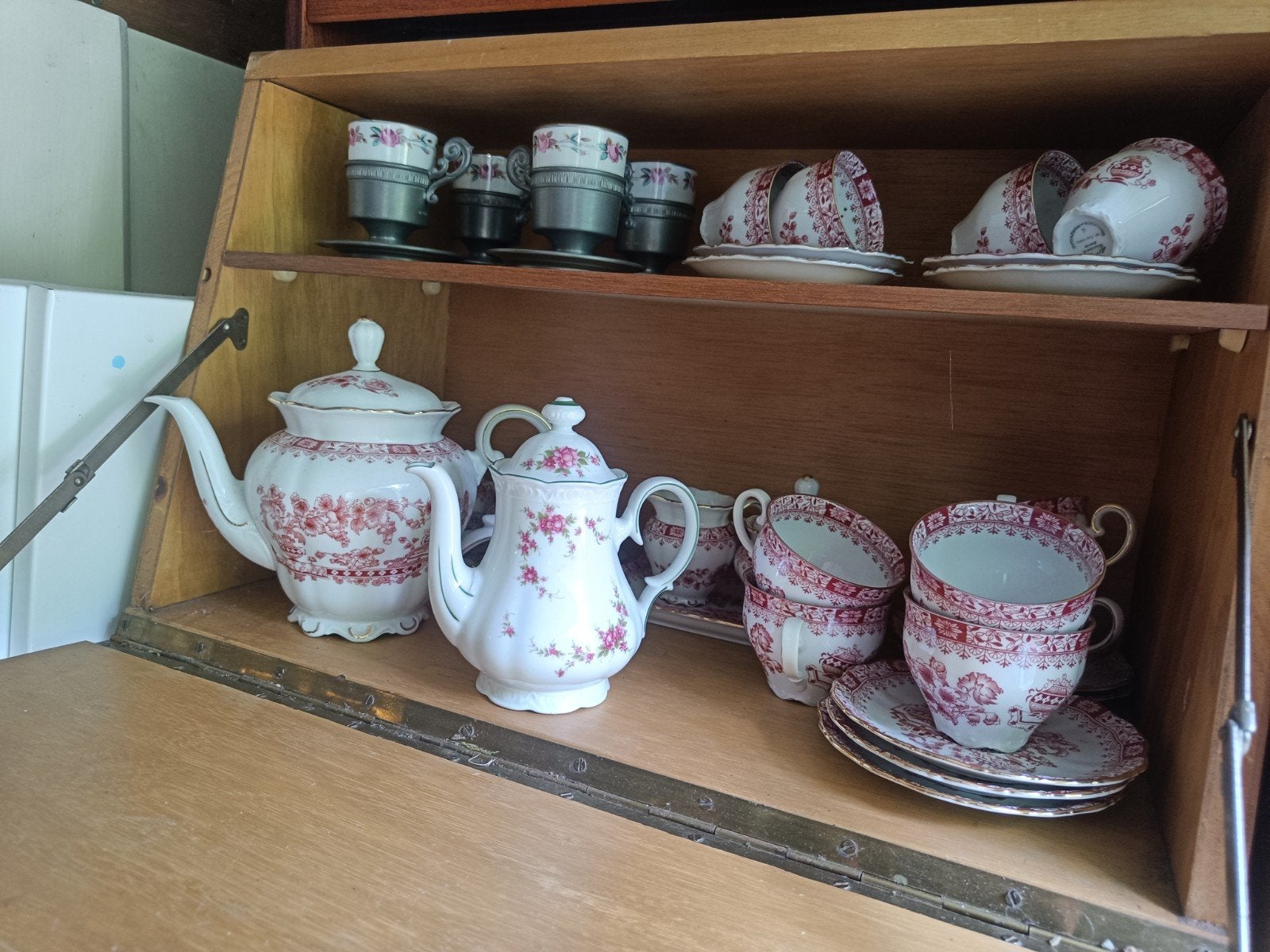Gebloemde rood Koffie/theeservies van oa Bavaria Theresia, Antiek en Kunst, Antiek | Servies compleet, Ophalen
