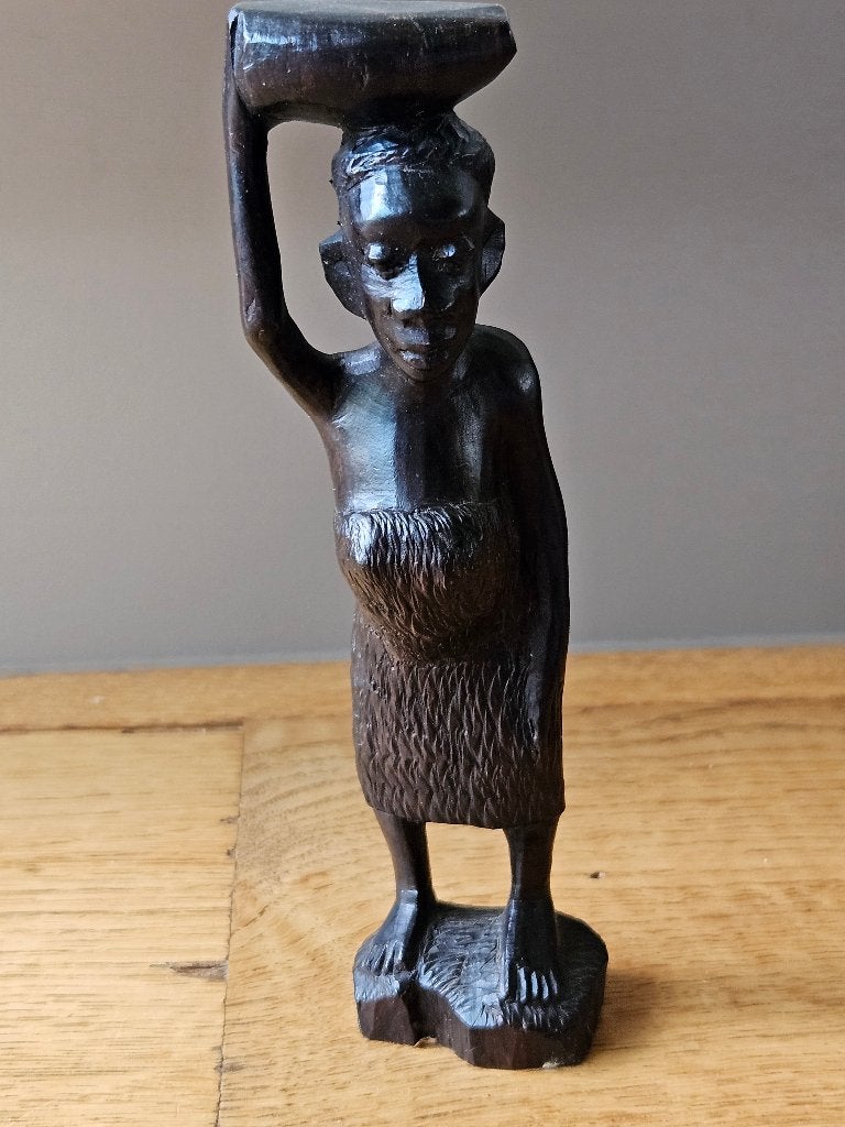 Afrikaanse vrouw met kruik houtsnijwerk, Antiek en Kunst, Minder dan 20 cm, Ophalen of Verzenden, Handgemaakt, Beeld