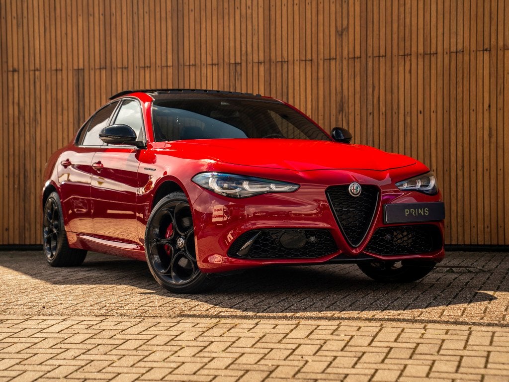 Alfa Romeo Giulia 2.0T GME AWD Competizione 280pk | Pano-dak, 4 cilinders, Met garantie (alle), Bedrijf, Vierwielaandrijving
