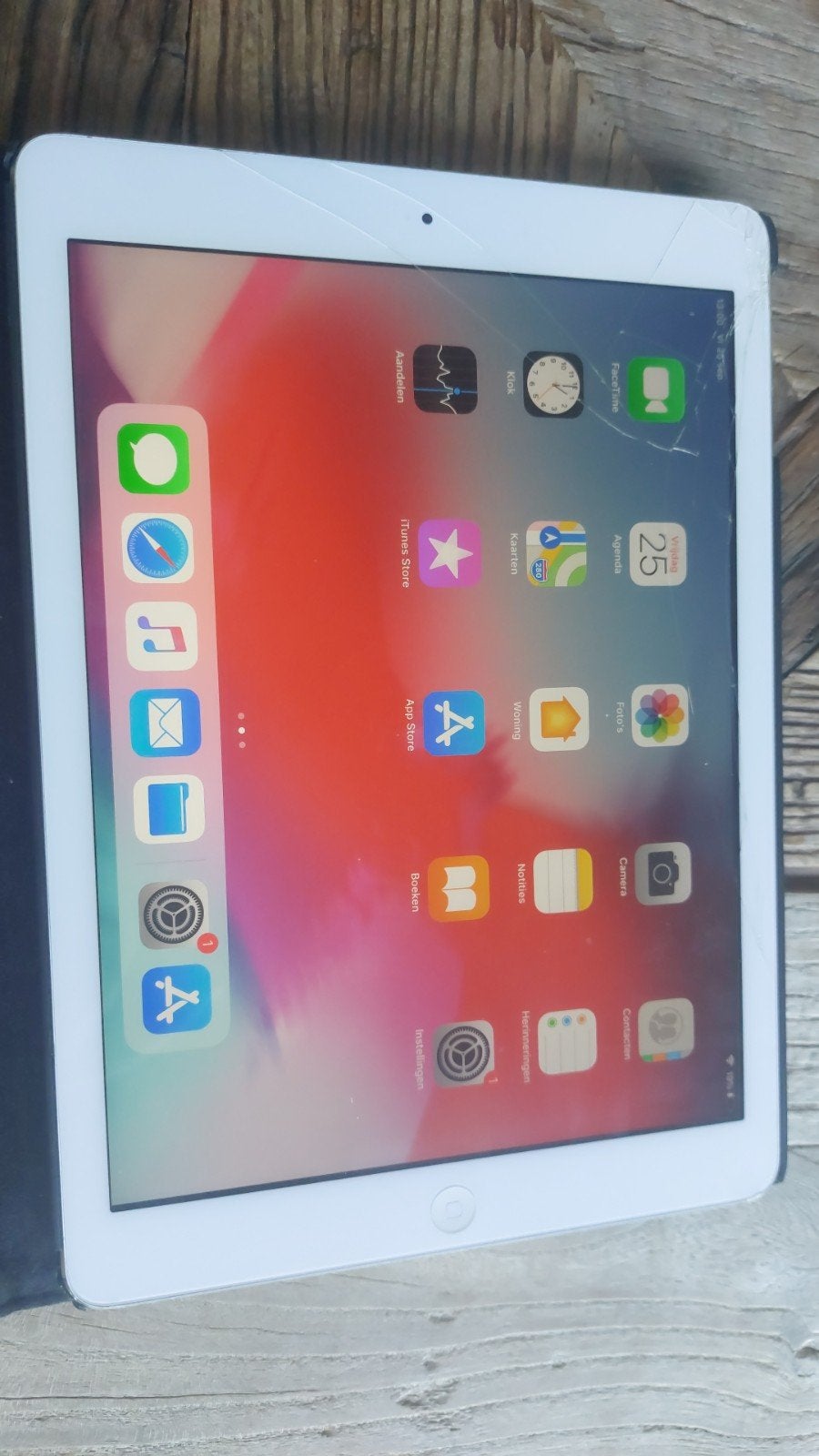 Apple iPad Air 16GB Wi-Fi - Gebruikt met barst linksboven