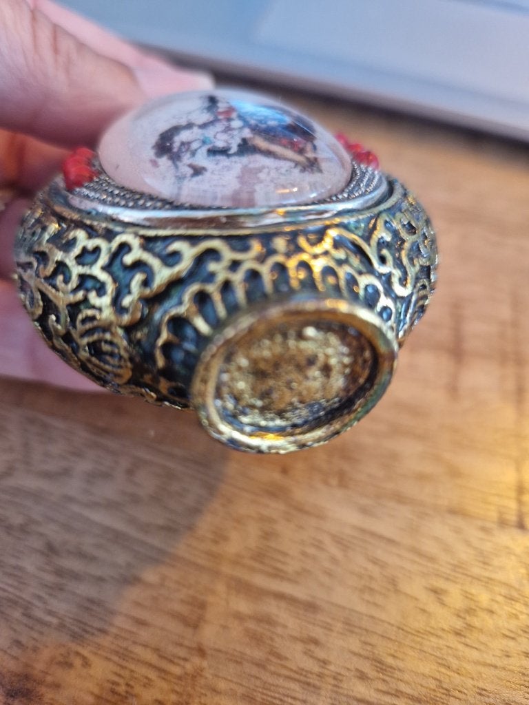 Antiek parfumfles met bloedkoraaltjes. China., Ophalen of Verzenden