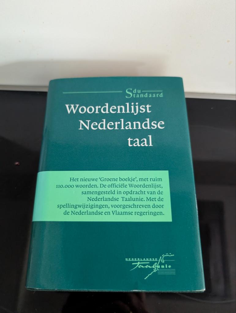 Woordenlijst Nederlandse taal" groene boekje", Boeken, Ophalen of Verzenden, Zo goed als nieuw, Sociale wetenschap