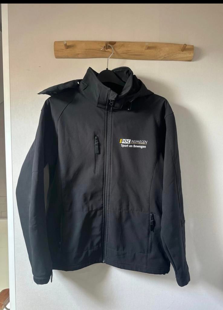 Softshell jas ROC sport en bewegen nijmegen maat M, Maat 48/50 (M), Zwart, Ophalen of Verzenden, Zo goed als nieuw