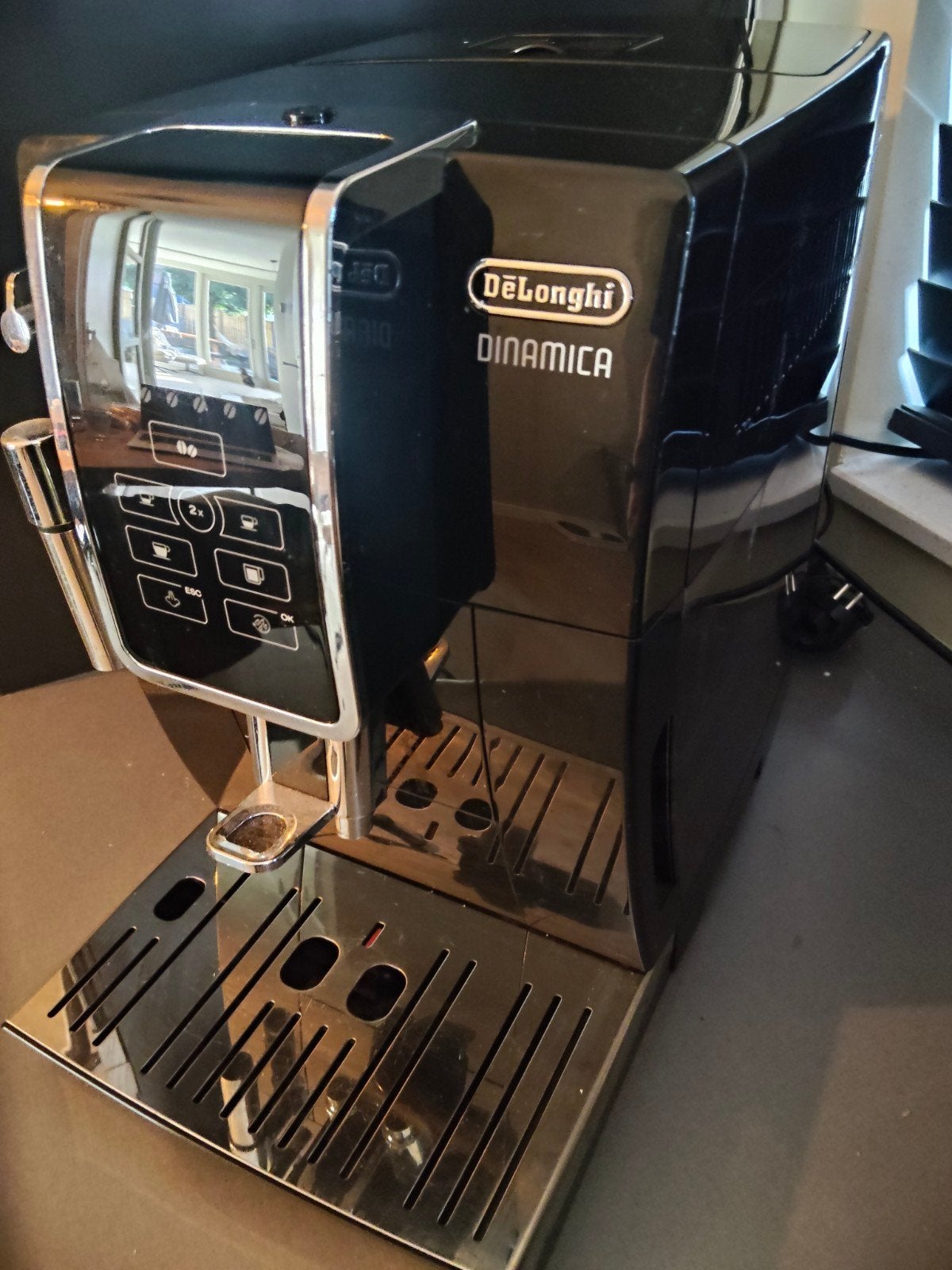 De'Longhi Dinamica  350.55.B Volautomatische Espressomach, Espresso apparaat, 10 kopjes of meer, Zo goed als nieuw, Afneembaar waterreservoir