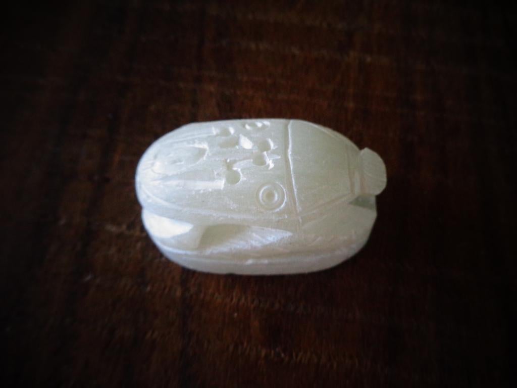 Speksteen Scarabee, wit. Breed 5 cm, Verzamelen, Ophalen of Verzenden, Zo goed als nieuw, Dier