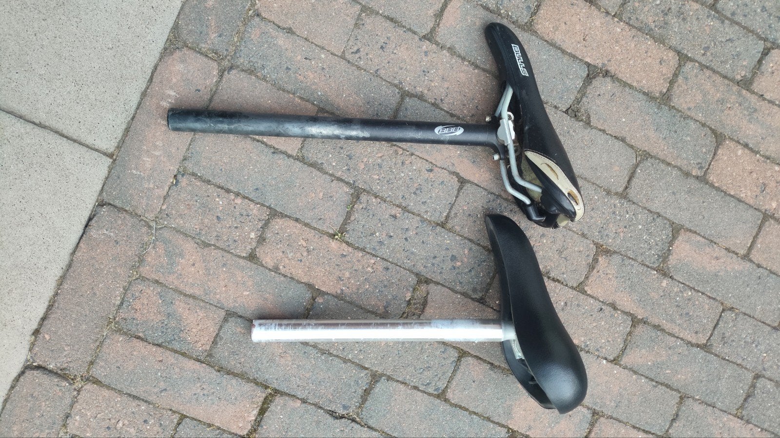 Twee gebruikte zadelpennen, waarvan één met zadel, Fietsen en Brommers, Ophalen of Verzenden, Gebruikt, Zadel, BBB