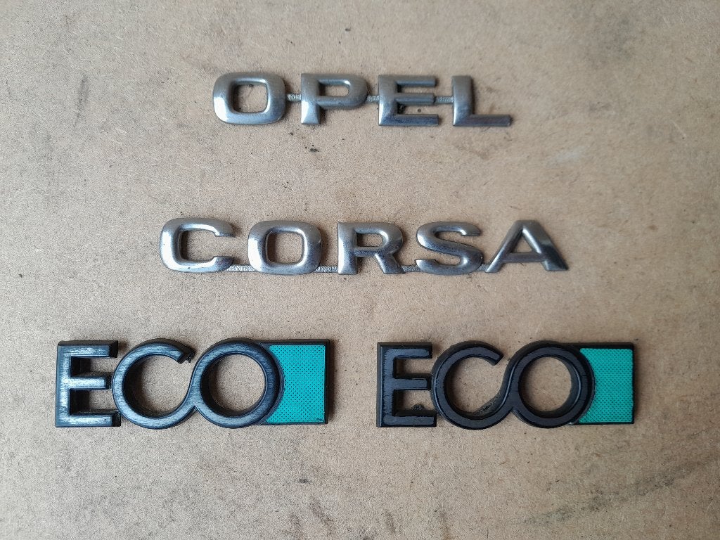 LOGO / EMBELEMEN SET - ORIGINEEL - OPEL CORSA B + ECO Logo's, Verzenden