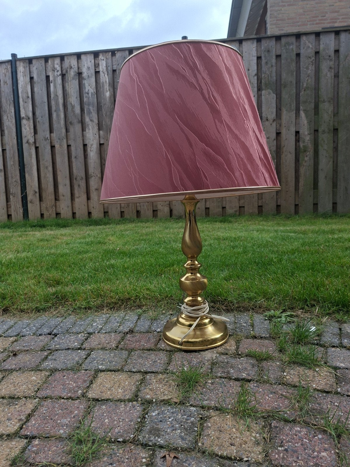 Vintage messing tafellamp met rood/roze kap, Huis en Inrichting, Ophalen, Gebruikt, 100 tot 150 cm, Metaal