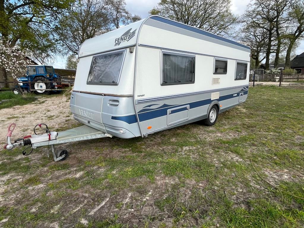 FENDT Platin caravan 2001, Caravans en Kamperen, Caravans, Vast bed, Rondzit, Particulier, Kachel