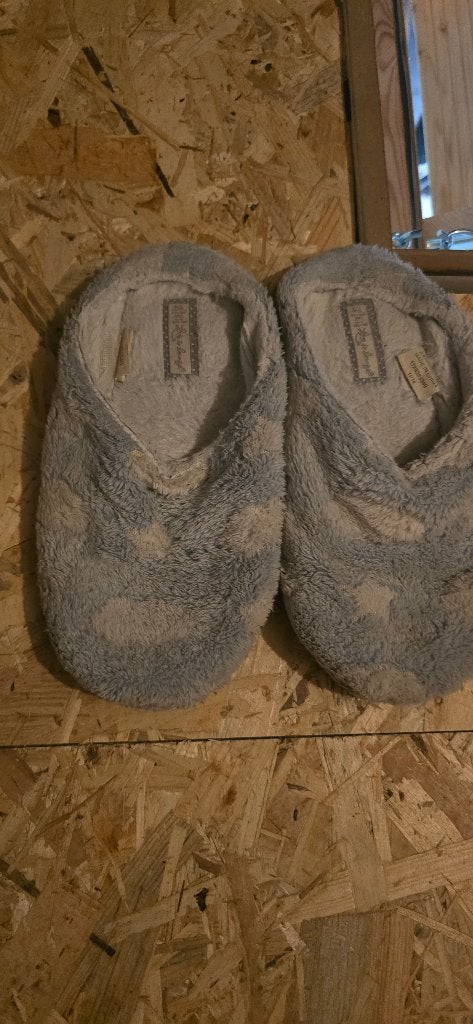 Suède Sloffen Pantoffels Grijs Maat 38, Kleding | Dames, Schoenen, Ophalen, Zo goed als nieuw, Grijs, Pantoffels of Sloffen
