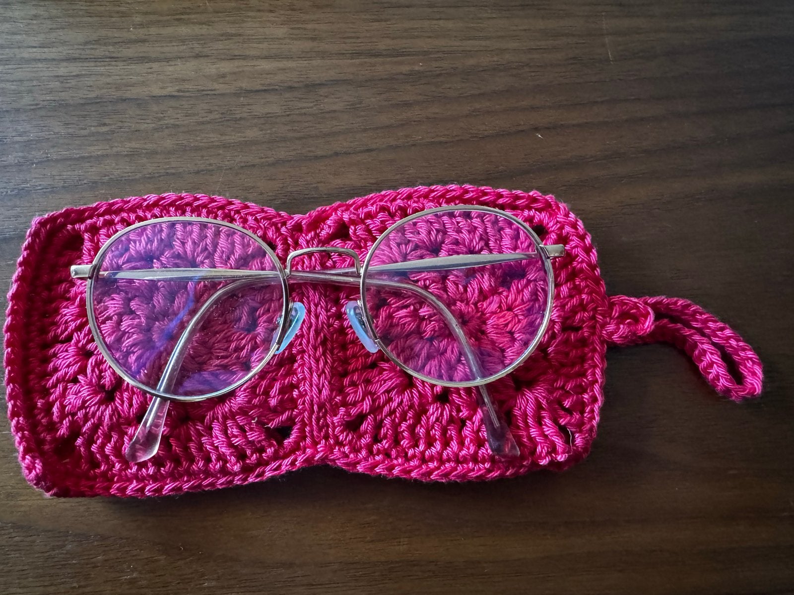 Handgehaakt brillenhoesje - Stijlvolle bescherming, Hobby en Vrije tijd, Handgemaakt, Textiel, Nieuw, Meerkleurig