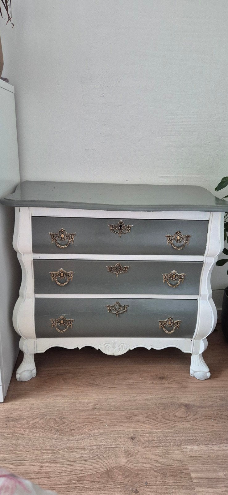 Antiek buikkastje - Grijs/wit met sierlijke handgrepen, Ophalen, Gebruikt, Met lade(s), 25 tot 50 cm