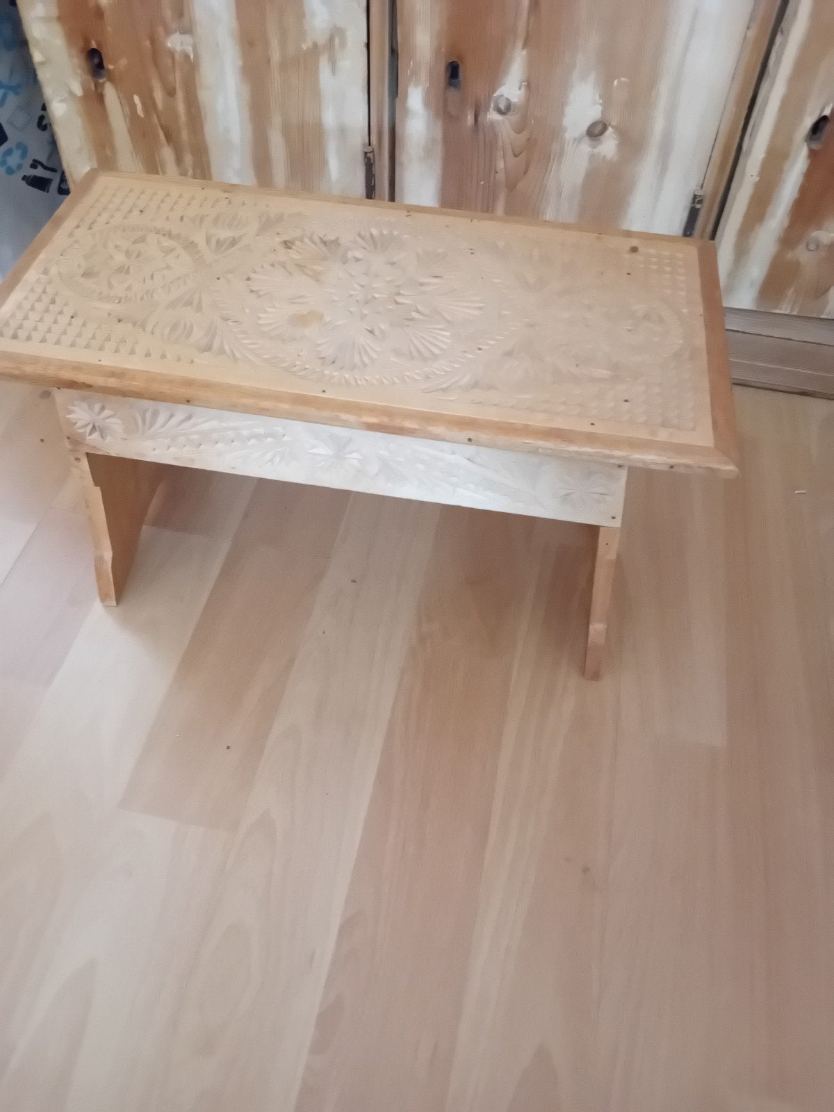 Houten krukje met handgesneden decoratie, Antiek en Kunst, Ophalen of Verzenden