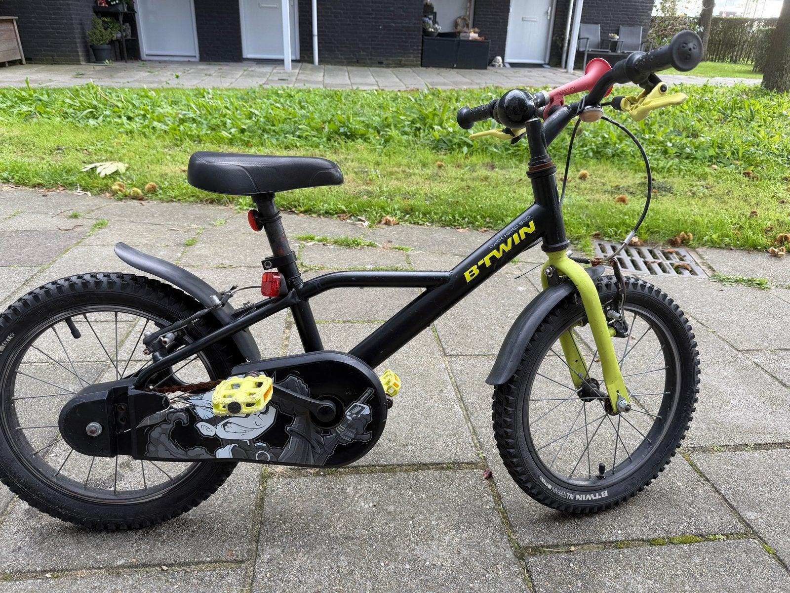 B’TWIN kinderfiets – zwart met neon geel, Ophalen, Gebruikt, Velgrem, 20 inch of meer