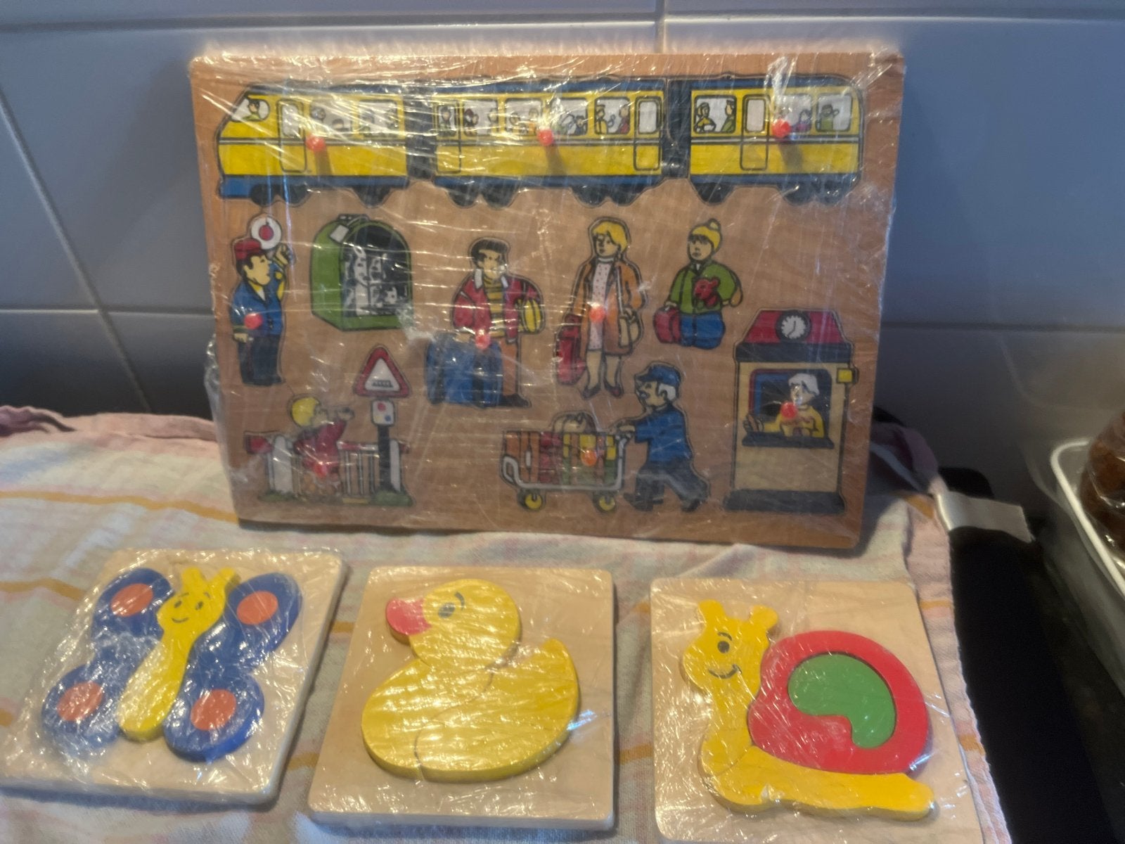 Houten Puzzels: Trein en Dieren (Vlinder, Eend, Slak), 2 tot 4 jaar, Nieuw, Ophalen of Verzenden, Van hout