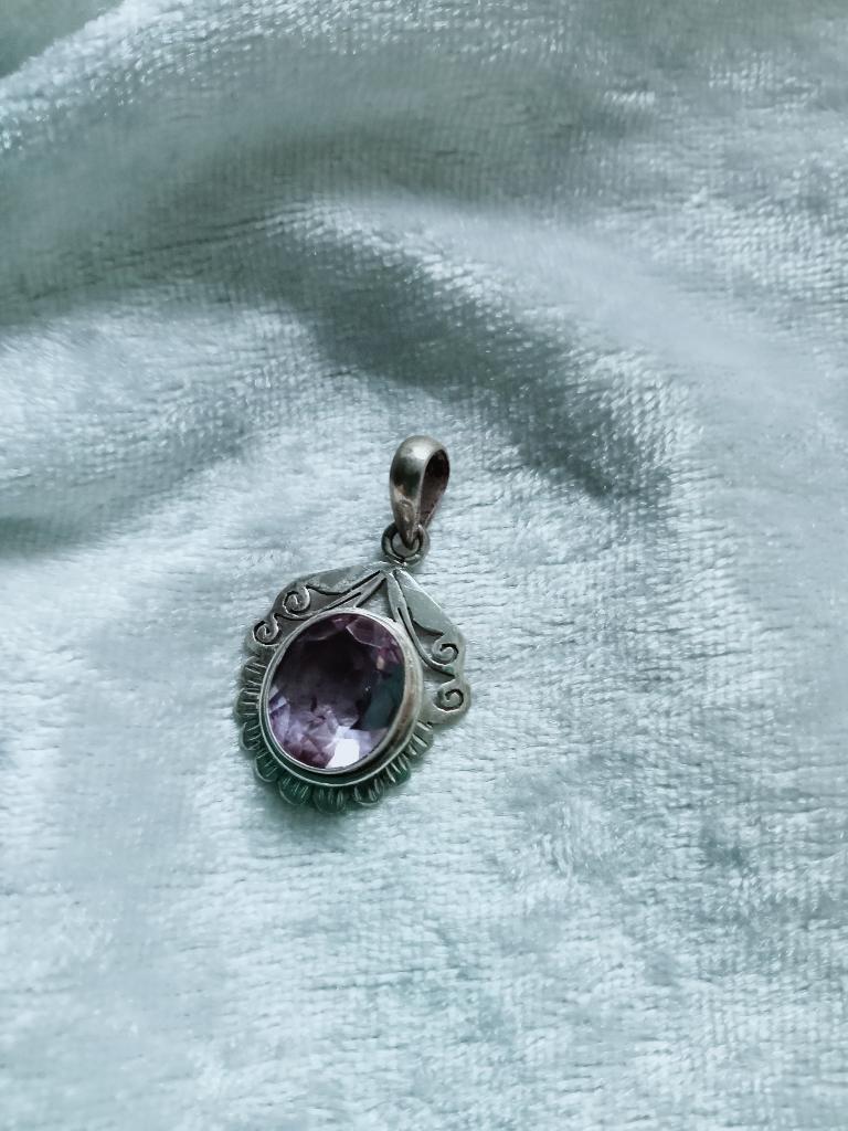 Mooie Zilveren Hanger met Lila Amethist aan zijkant facet ge, Sieraden, Tassen en Uiterlijk, Antieke sieraden, Verzenden, Zilver