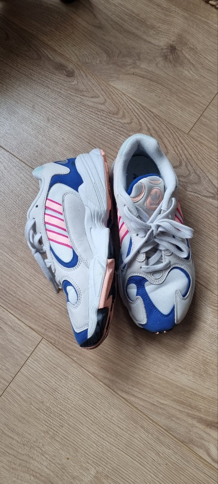 Adidas Yung-1, Adidas, Ophalen of Verzenden, Zo goed als nieuw, Sneakers of Gympen