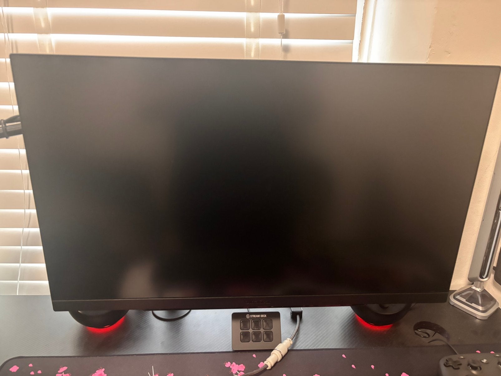 LG UltraGear 27GR83Q-B + Govee verlichting – €300, IPS, Zo goed als nieuw, 1 tot 2 ms, Quad HD (2K)