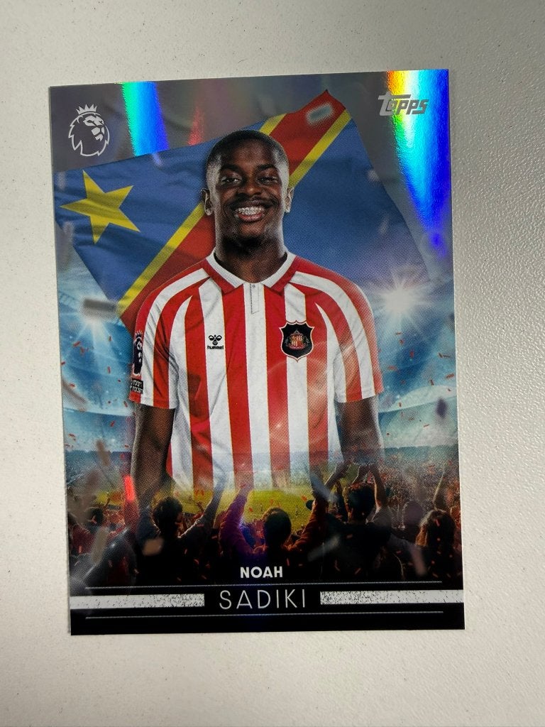 Noah Sadiki Flying The Flag Topps Premier League 2026-27, Ophalen of Verzenden, Nieuw, Buitenlandse clubs, Poster, Plaatje of Sticker