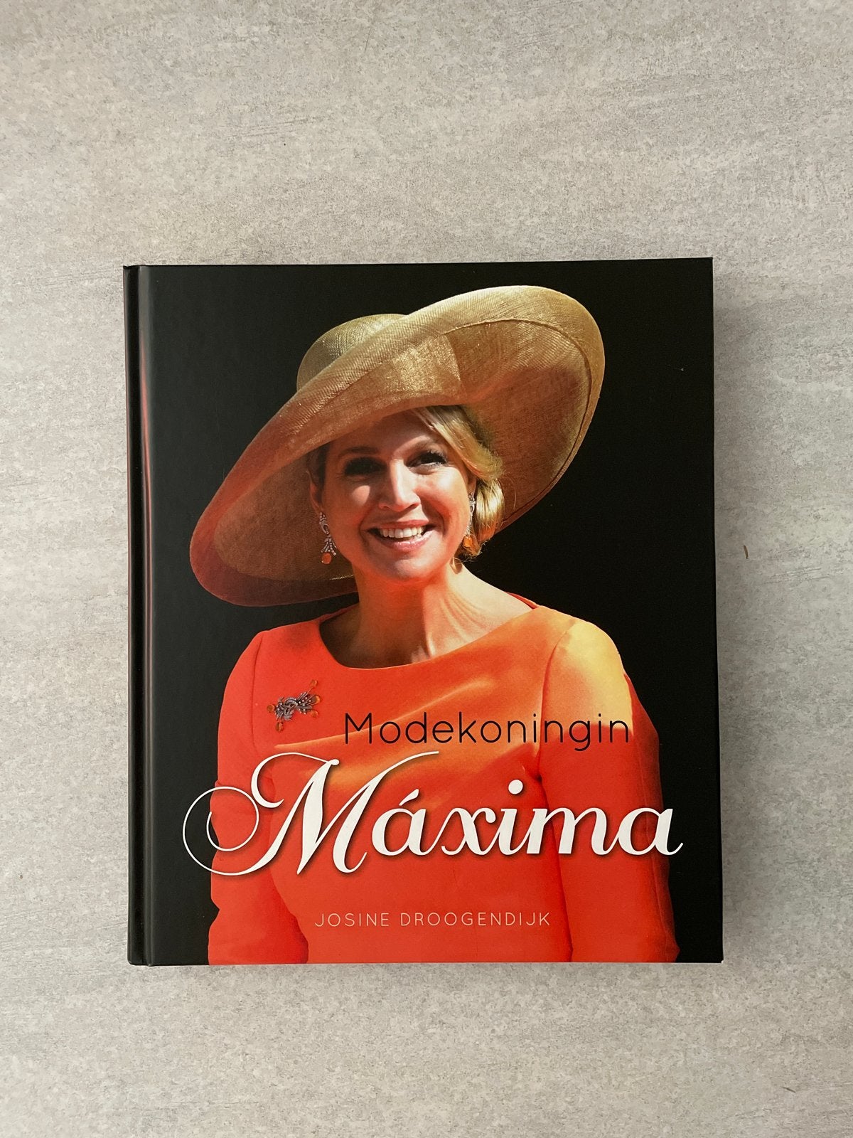 Modekoningin Máxima - Josine Droogendijk (Boek), Ophalen of Verzenden, Zo goed als nieuw, Nederland, Tijdschrift of Boek