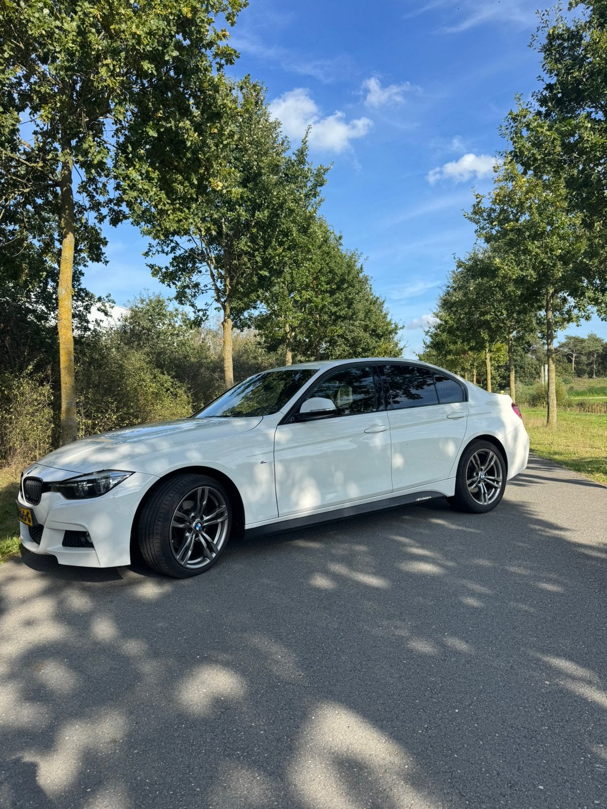 BMW 3-Serie 318i 136pk Aut 2018 Wit, Auto's, Automaat, Verwarmde buitenspiegels, Wit, 75 €/maand