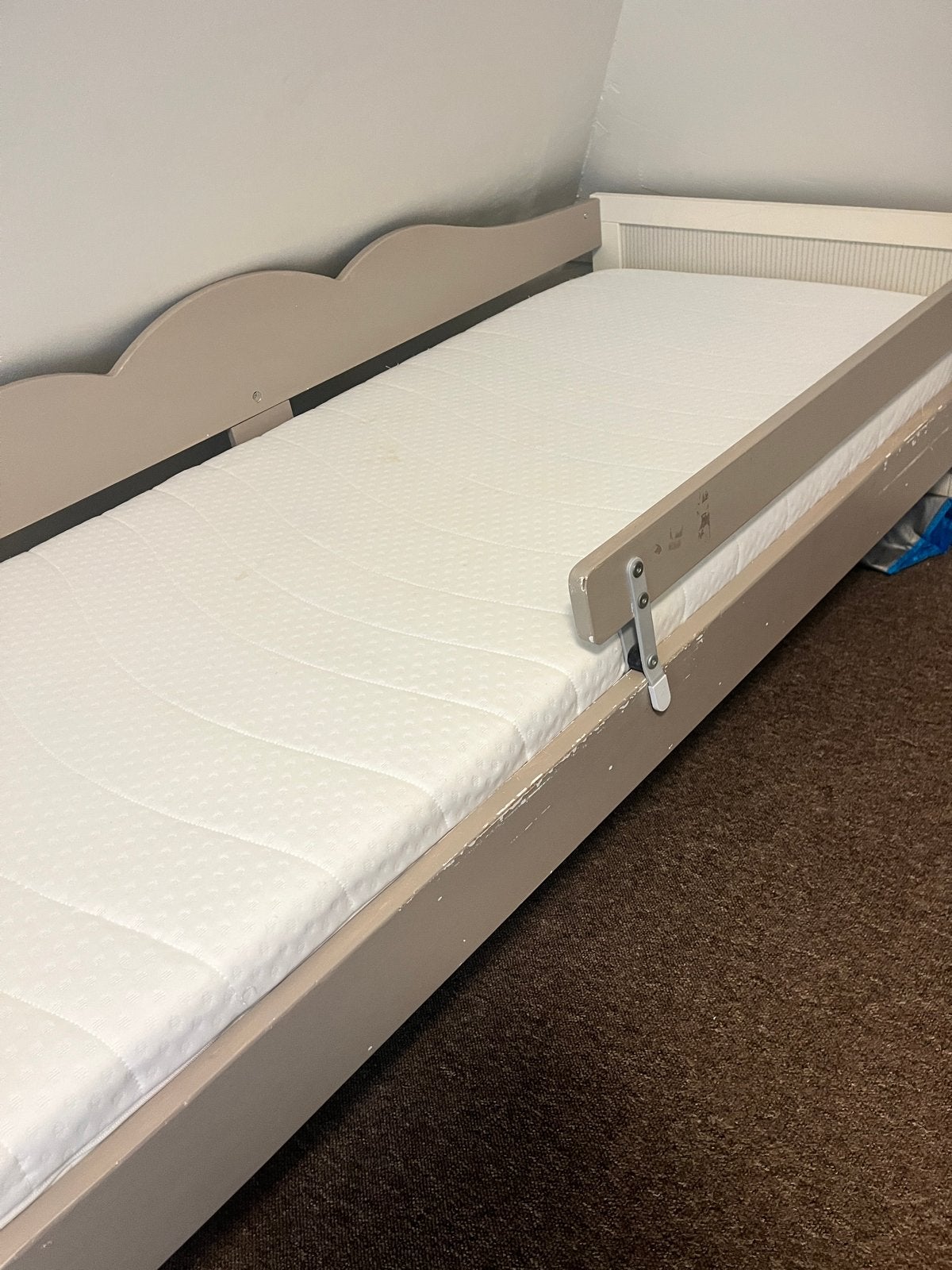 Peuterbed met matras en uitvalbeveiliging, Gebruikt, 70 tot 85 cm, 160 tot 180 cm, Ophalen