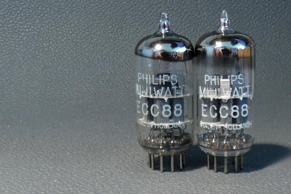 ECC88 Philips Heerlen, sterk paartje, Audio, Tv en Foto, Ophalen of Verzenden, Buis of Buizen