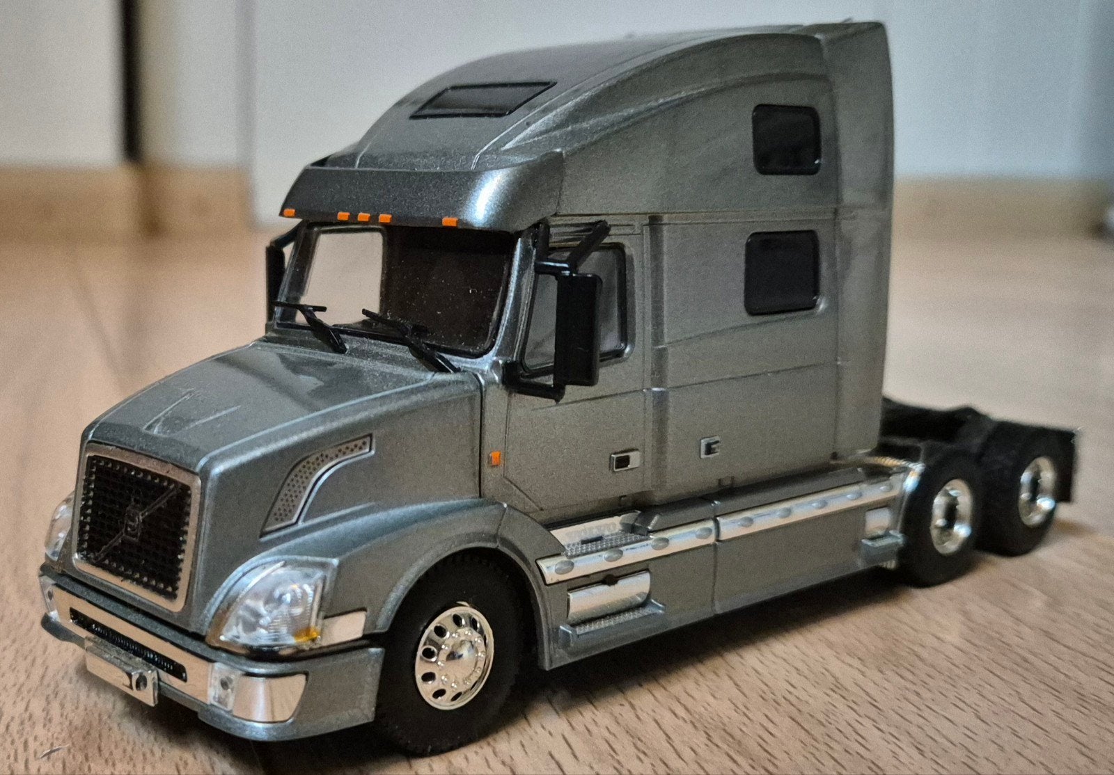 Volvo VNL 780 schaalmodel - Grijs, Overige merken, 1:32 tot 1:50, Ophalen of Verzenden, Zo goed als nieuw