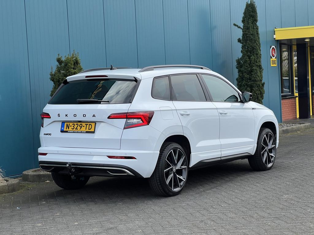 Skoda Karoq 1.5 TSI DSG AUT. Sportline Business PANO | CANTO, Auto's, Stof, 4 cilinders, Wit, 19 km/l