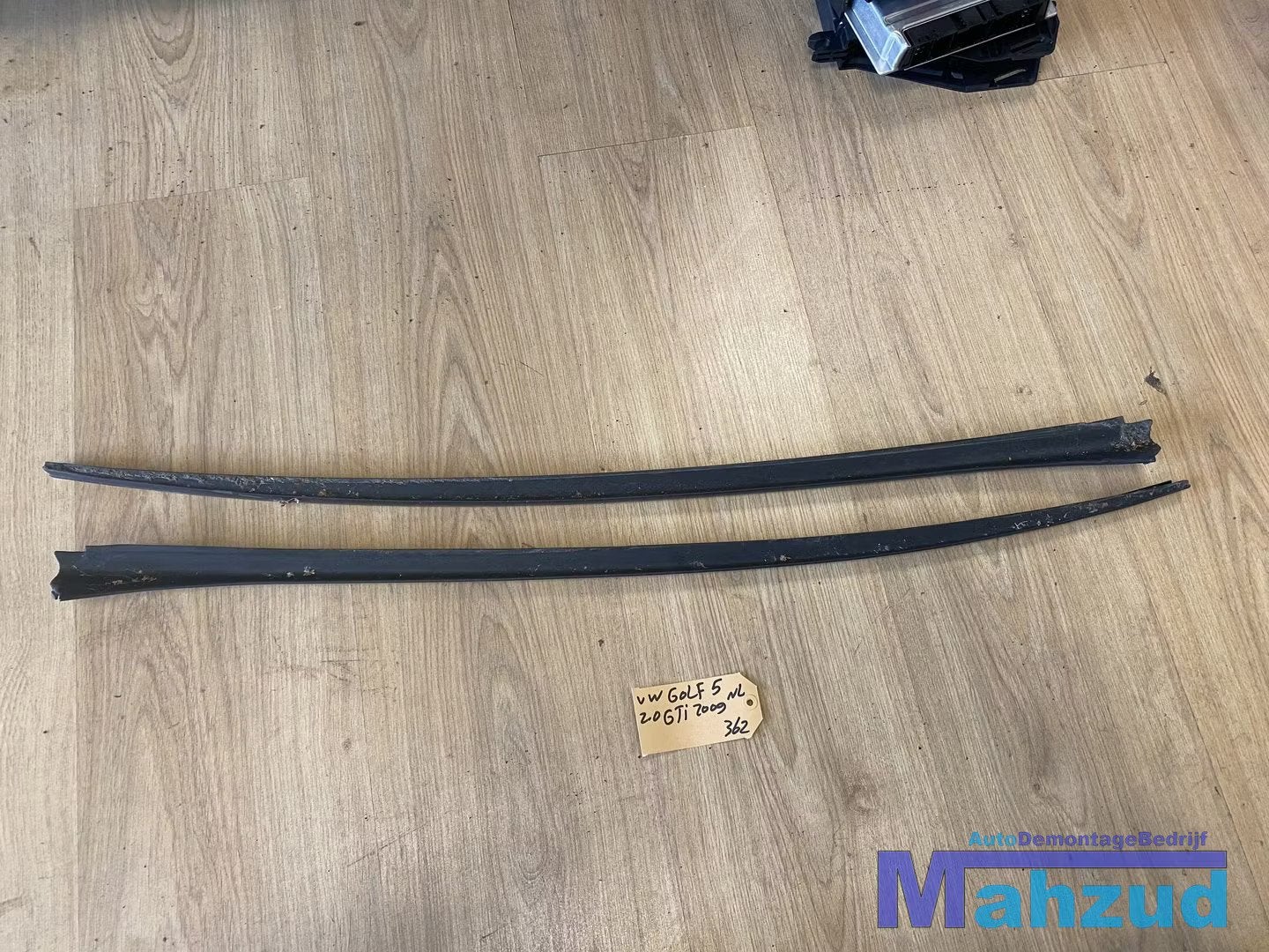 VW GOLF 5 Raamlijst raam strip lijst links rechts 2003-2009, Auto-onderdelen, Gebruikt, Volkswagen, Volkswagen AG, Berliner Ring 2
38440  Wolfsburg, DE