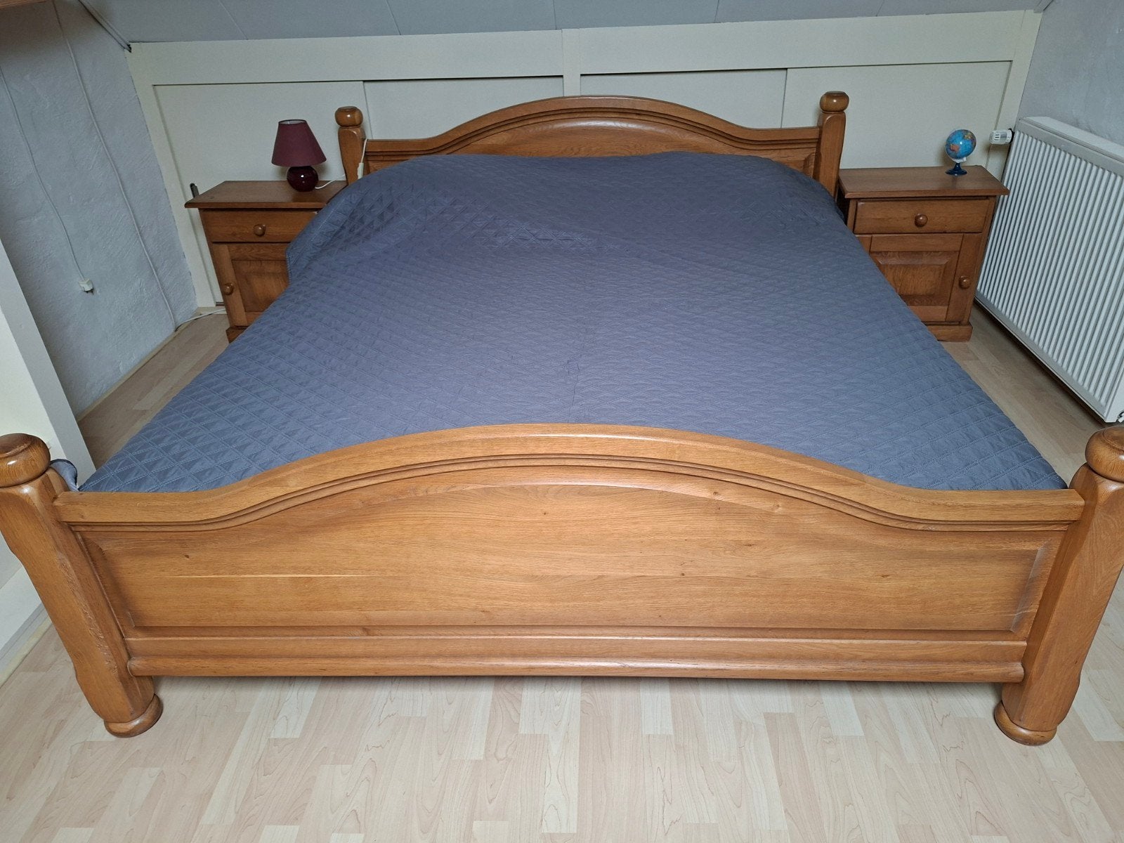 Auping spiraalbed met massief eiken ombouw en kastjes, Ophalen, Gebruikt, Tweepersoons